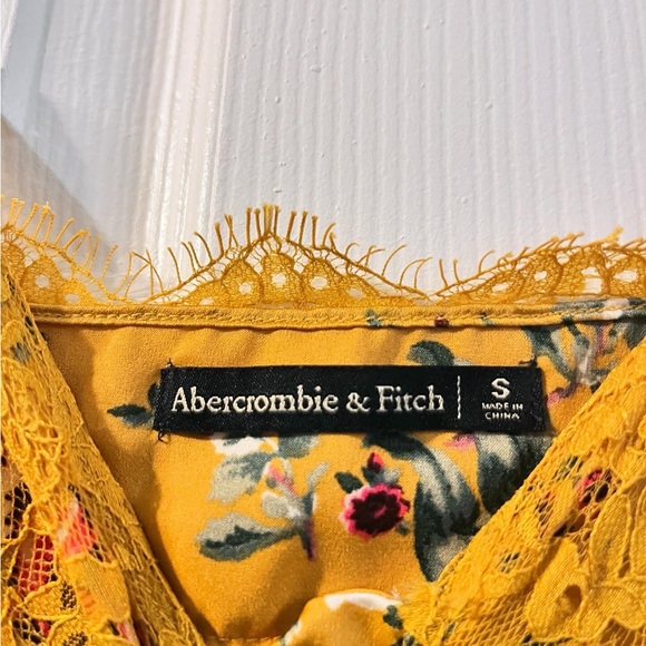 Ladies Abercrombie Top - Picture 2 of 4